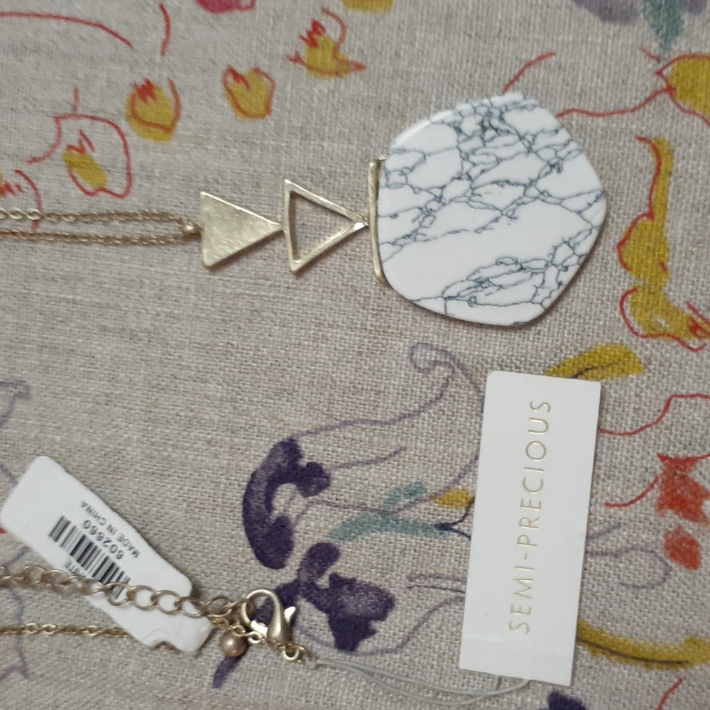 NWT Howlite necklace